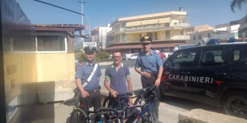 Furto in negozio di bici a Santa Croce: i Carabinieri denunciano i presunti responsabili e restituiscono tre biciclette al proprietario