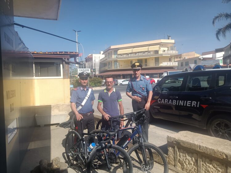 Furto in negozio di bici a Santa Croce: i Carabinieri denunciano i presunti responsabili e restituiscono tre biciclette al proprietario