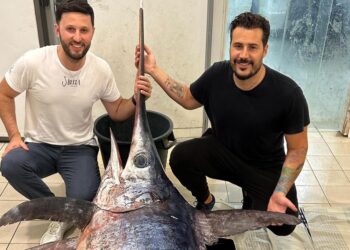 Lo stupore dello chef Joseph Micieli dinnanzi un raro esemplare di pesce spada di 200 kg, alla pescheria di Salvatore e Umberto Bella a Scoglitti