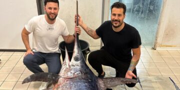 Lo stupore dello chef Joseph Micieli dinnanzi un raro esemplare di pesce spada di 200 kg, alla pescheria di Salvatore e Umberto Bella a Scoglitti