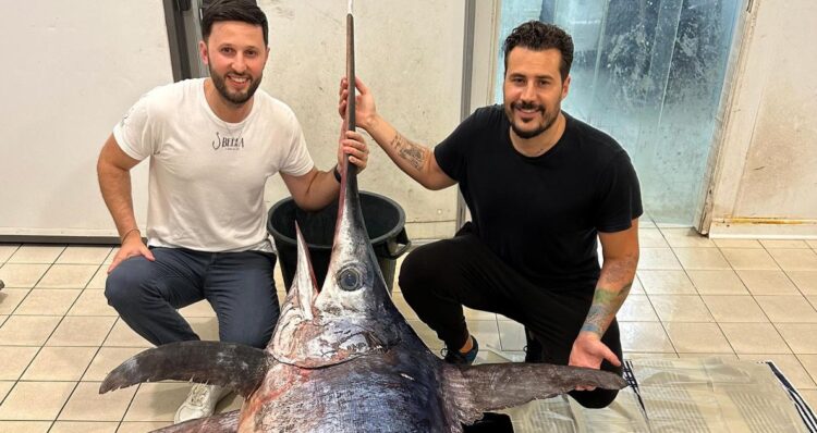 Lo stupore dello chef Joseph Micieli dinnanzi un raro esemplare di pesce spada di 200 kg, alla pescheria di Salvatore e Umberto Bella a Scoglitti