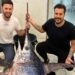 Lo stupore dello chef Joseph Micieli dinnanzi un raro esemplare di pesce spada di 200 kg, alla pescheria di Salvatore e Umberto Bella a Scoglitti