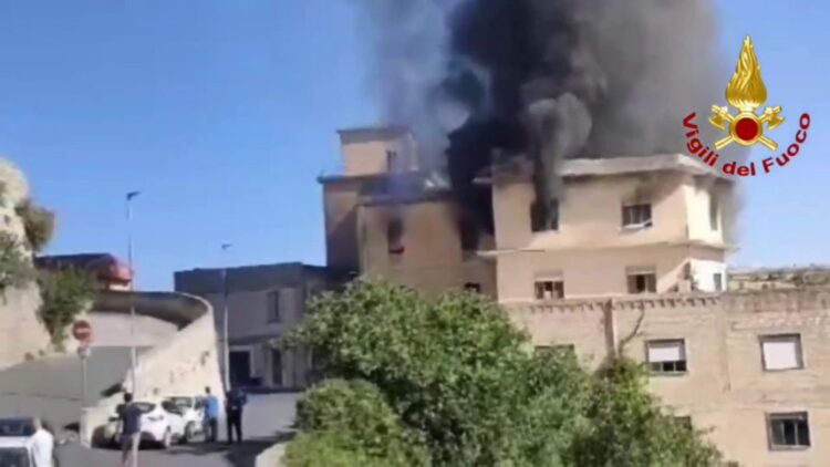 Incendio all’ex mulino di Monterosso Almo