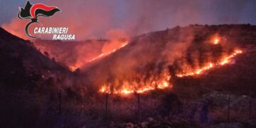 Ragusa Ibla. Grave incendio in prossimità del centro storico: Carabinieri e Polizia di Stato arrestano il responsabile
