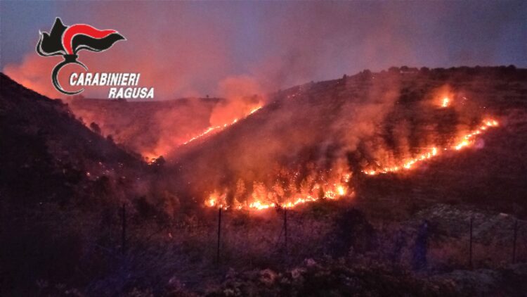 Ragusa Ibla. Grave incendio in prossimità del centro storico: Carabinieri e Polizia di Stato arrestano il responsabile