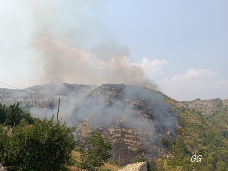 Fuoco nelle campagne di Ragusa: si continua ancora oggi a monitorare la situazione