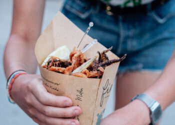 Al via “Ammucca – Sicily Street Food Festival” per celebrare la cultura enogastronomica dell’isola. Si inizia dai luoghi di Montalbano