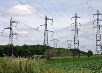 Vittoria: in due tentano di rubare cavi in rame da un traliccio della rete elettrica, uno viene folgorato dopo essersi avvicinato al cavo. Carabinieri denunciano entrambi per tentato furto aggravato in concorso