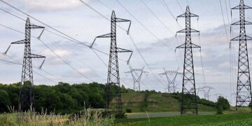 Vittoria: in due tentano di rubare cavi in rame da un traliccio della rete elettrica, uno viene folgorato dopo essersi avvicinato al cavo. Carabinieri denunciano entrambi per tentato furto aggravato in concorso