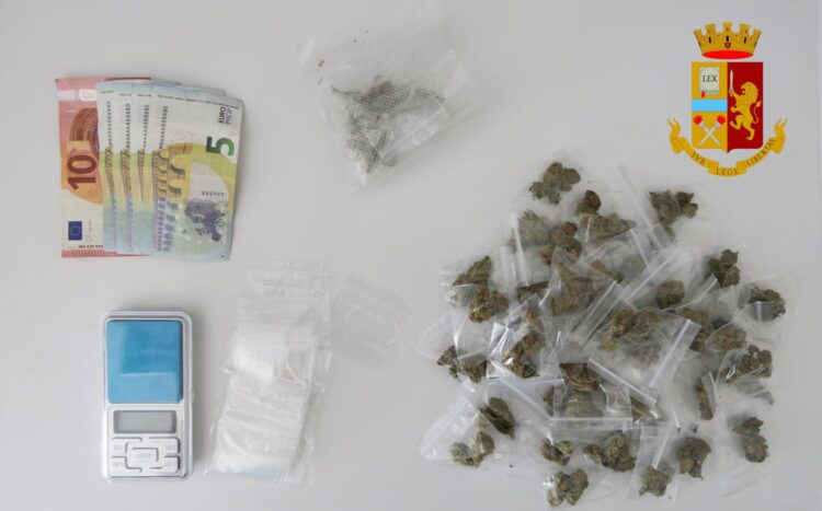 Vittoria: spacciava droga nei pressi di un Istituto Scolastico. La Polizia di Stato arresta un pusher e sequestra marijuana