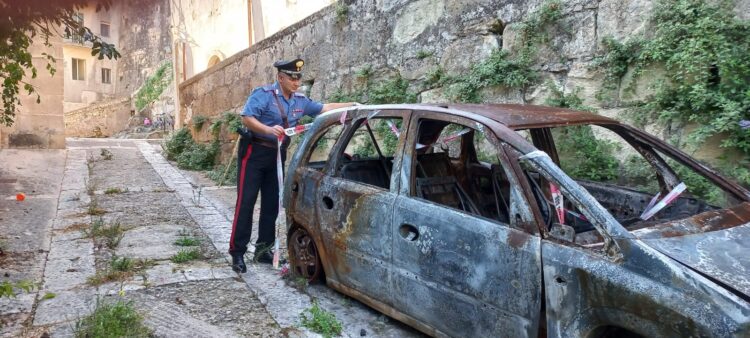 Incendio di autovettura a Ibla: Carabinieri arrestano i responsabili