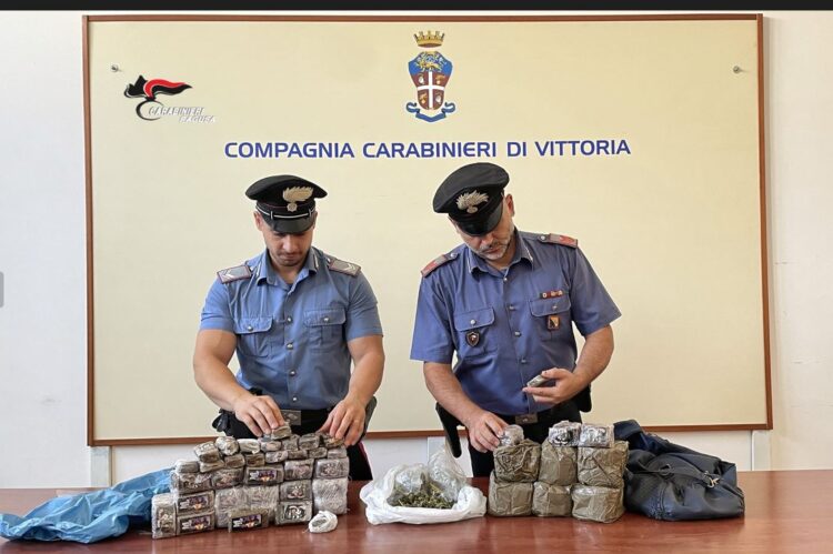 Carabinieri arrestano vittoriese per detenzione di 16 chili e mezzo di hashish e quasi 200 grammi di marijuana