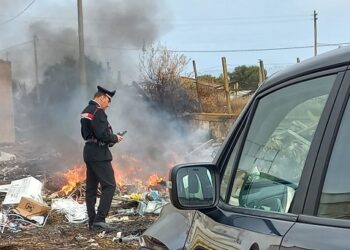 Scoglitti: arrestato dai Carabinieri imprenditore agricolo sorpreso mentre incendiava rifiuti