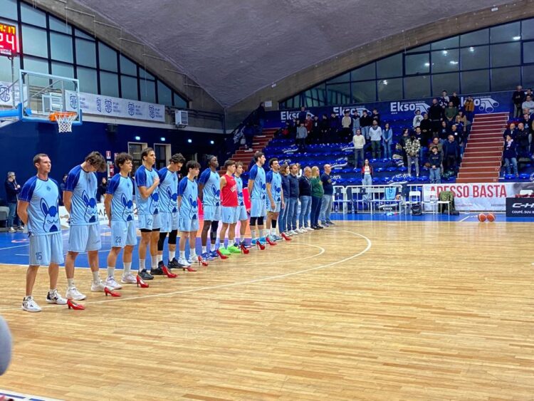 Adesso basta: scarpe rosse sul parquet della Virtus