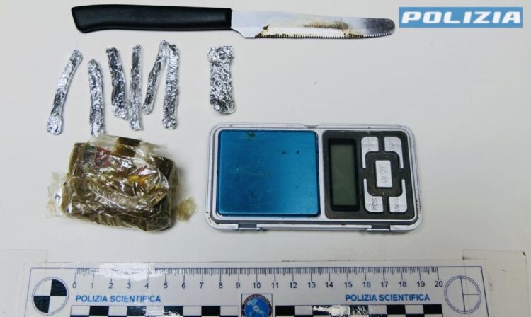 Arrestato spacciatore davanti a una scuola di Vittoria