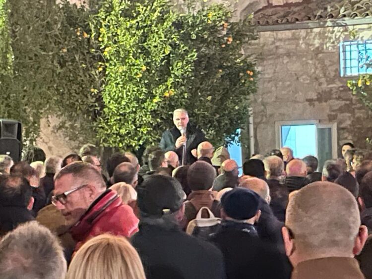 Ignazio Abbate riunisce i quadri per gli auguri