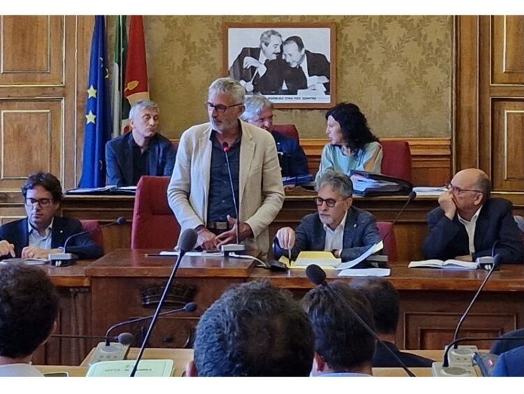 Cassì risponde nei fatti a Iurato (Ragusa prossima): “Nella mia maggioranza ci sono diverse sensibilità politiche, per questo abbiamo scelto un percorso civico”. Molto rumore per nulla.