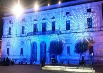 La sera del 1° febbraio il Palazzo del Comune sarà illuminato di blu per la “Giornata Nazionale delle vittime civili delle guerre e dei conflitti nel mondo”