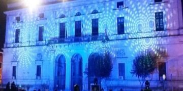 La sera del 1° febbraio il Palazzo del Comune sarà illuminato di blu per la “Giornata Nazionale delle vittime civili delle guerre e dei conflitti nel mondo”