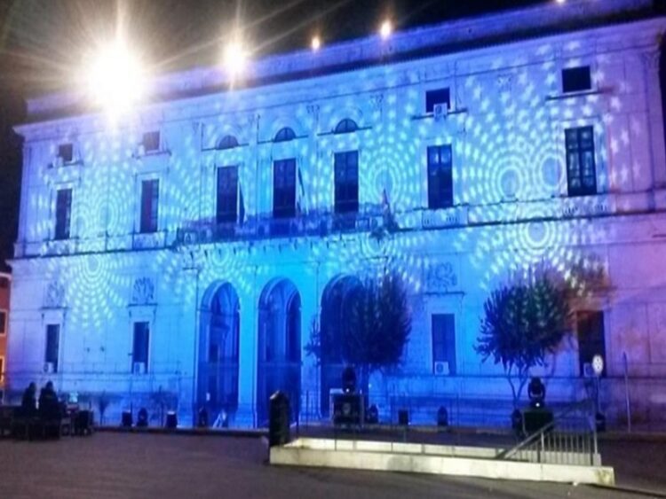 La sera del 1° febbraio il Palazzo del Comune sarà illuminato di blu per la “Giornata Nazionale delle vittime civili delle guerre e dei conflitti nel mondo”