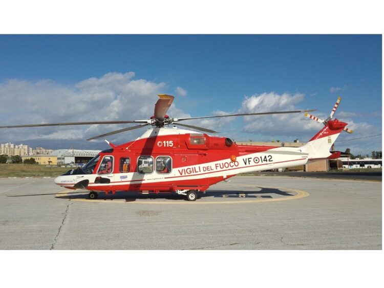 Un elicottero dei Vigili del Fuoco per recuperare il corpo di un suicida sotto il ponte Costanzo di Modica