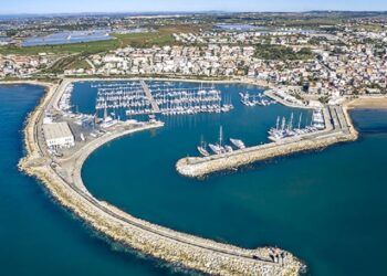 Rotta a SUD, 210 gradi, isola di Malta: il catamarano parte da Marina di Ragusa