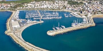 Rotta a SUD, 210 gradi, isola di Malta: il catamarano parte da Marina di Ragusa