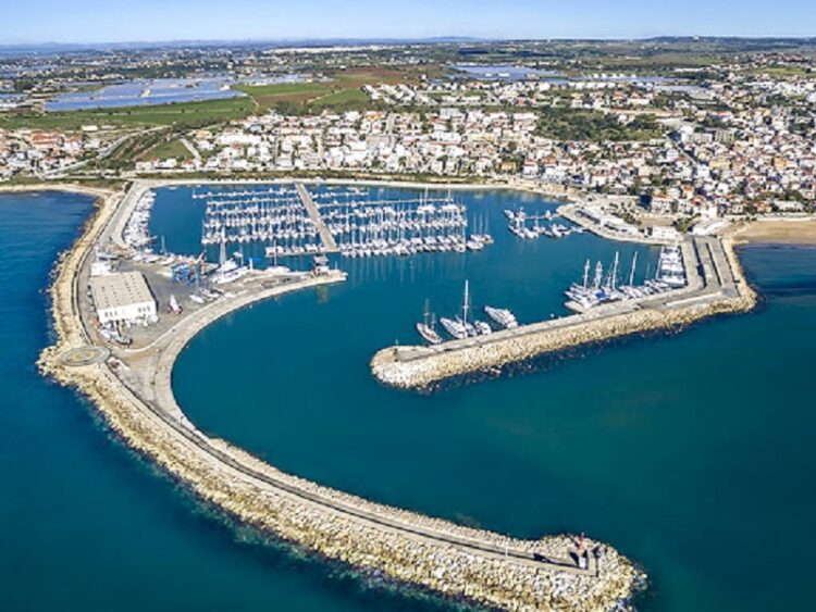 Rotta a SUD, 210 gradi, isola di Malta: il catamarano parte da Marina di Ragusa