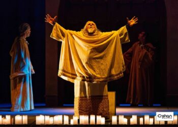 Moni Ovadia è l’arcivescovo di Canterbury nel dramma “Assassinio nella Cattedrale”, al Teatro Garibaldi di Modica