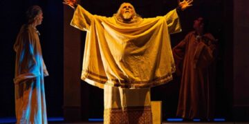 Moni Ovadia è l’arcivescovo di Canterbury nel dramma “Assassinio nella Cattedrale”, al Teatro Garibaldi di Modica