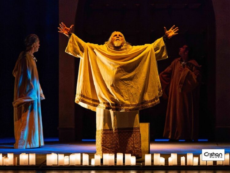 Moni Ovadia è l’arcivescovo di Canterbury nel dramma “Assassinio nella Cattedrale”, al Teatro Garibaldi di Modica
