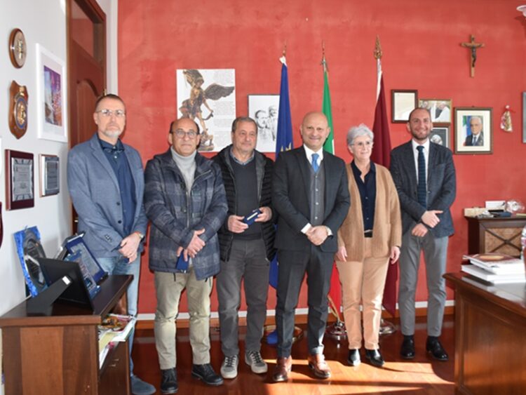 Saluto di commiato del Questore di Ragusa a 4 poliziotti in congedo e consegna della Medaglia d’Argento del Capo della Polizia