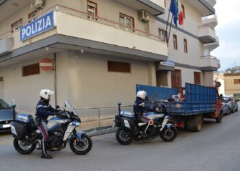 La Polizia, a Modica, denuncia due pregiudicati per raccolta e trasporto non autorizzato di rifiuti con sequestro preventivo dell’ autocarro