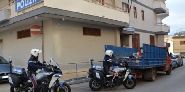 La Polizia, a Modica, denuncia due pregiudicati per raccolta e trasporto non autorizzato di rifiuti con sequestro preventivo dell’ autocarro