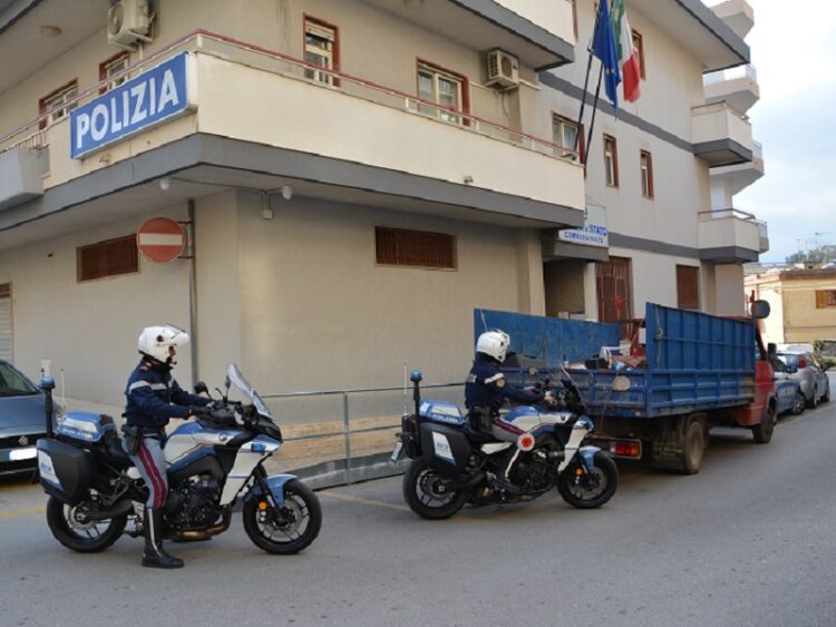 La Polizia, a Modica, denuncia due pregiudicati per raccolta e trasporto non autorizzato di rifiuti con sequestro preventivo dell’ autocarro