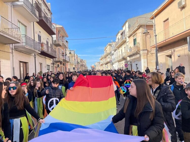 Acate, il Carnevale dell’Istituto “Cap. Puglisi” di Acate è un inno alla Pace e alla Natura