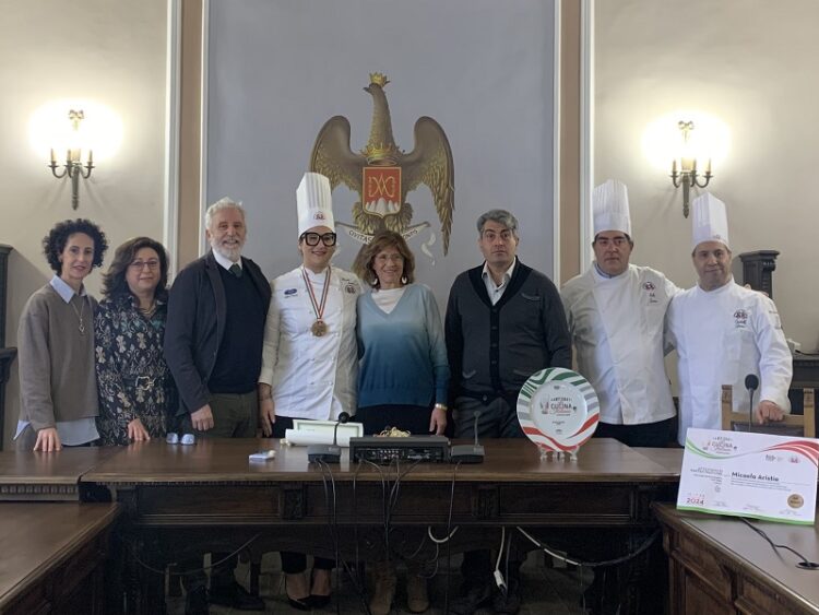 Patrizia Valenti ha premiato Micaela Aristia, Migliore Professionista Lady Chef Junior al Campionato della cucina italiana 2024