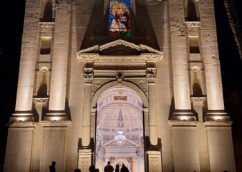 Festeggiamenti in onore di San Biagio, a Comiso, inaugurata la nuova illuminazione artistica della facciata della chiesa