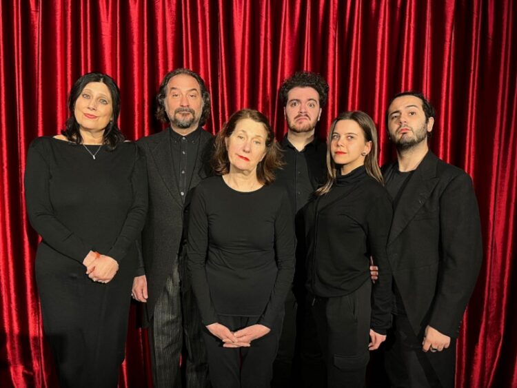 Debutta alla Maison Godot la commedia, anzi l’anticommedia, “La Cantatrice Calva” di Eugène Ionesco