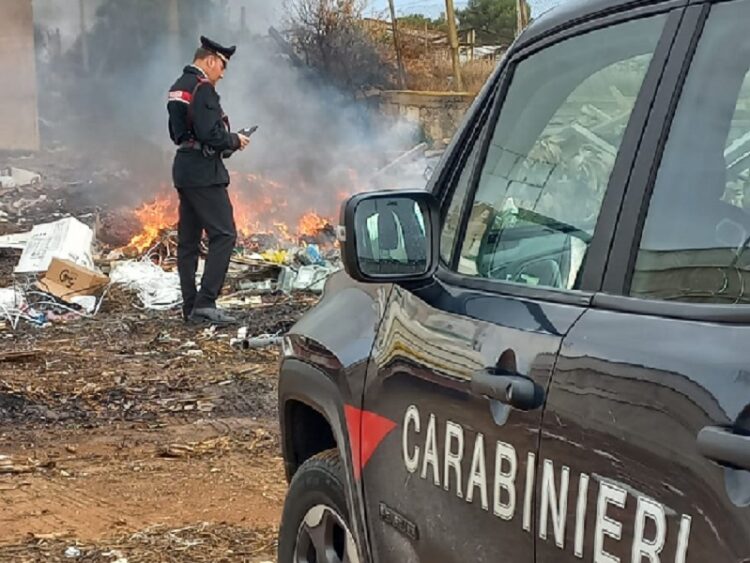 Scoglitti, i Carabinieri denunciano tre agricoltori colti in flagranza, mentre incendiavano rifiuti