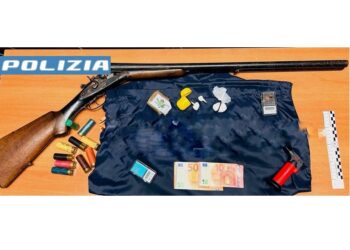 Vittoria, la Polizia arresta pregiudicato che deteneva in casa cocaina, hashish e un fucile calibro 12 detenuto illegalmente