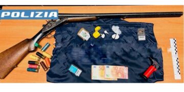 Vittoria, la Polizia arresta pregiudicato che deteneva in casa cocaina, hashish e un fucile calibro 12 detenuto illegalmente