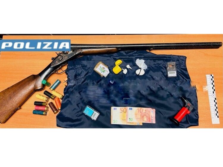 Vittoria, la Polizia arresta pregiudicato che deteneva in casa cocaina, hashish e un fucile calibro 12 detenuto illegalmente