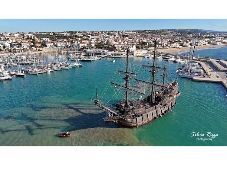 Il Galeón Andalucía è approdato al Porto Turistico di Marina di Ragusa: un tuffo nella storia leggendaria sviluppata tra i mari del mondo