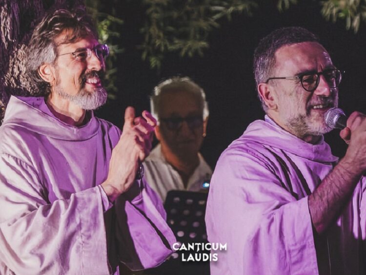 Frati e laici si uniscono per cantare l’Amore e la Pace al Teatro Garibaldi.