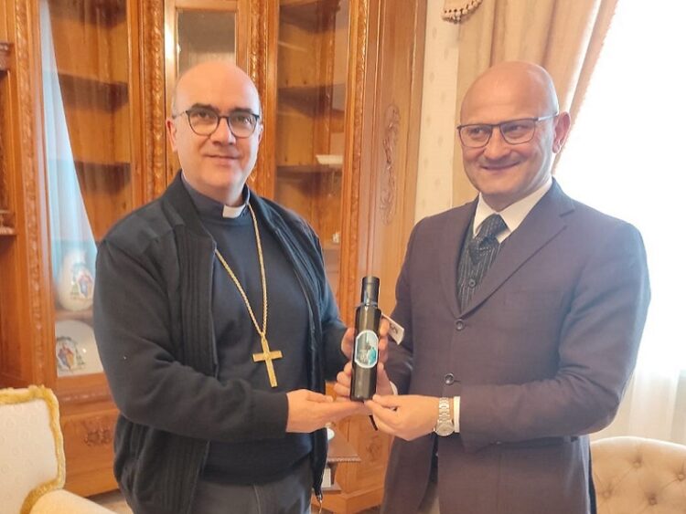 Il Questore di Ragusa dona ai Vescovi delle Diocesi iblee l’olio degli ulivi del “Giardino della Memoria” Di Capaci