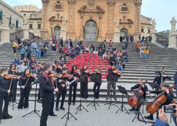 “N’uovo – momento urbano condiviso”,  2000 uova dipinte di rosso sulla scalinata della chiesa Madre di San Pietro