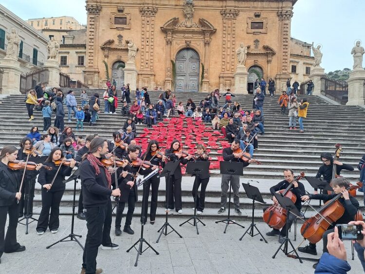 “N’uovo – momento urbano condiviso”,  2000 uova dipinte di rosso sulla scalinata della chiesa Madre di San Pietro