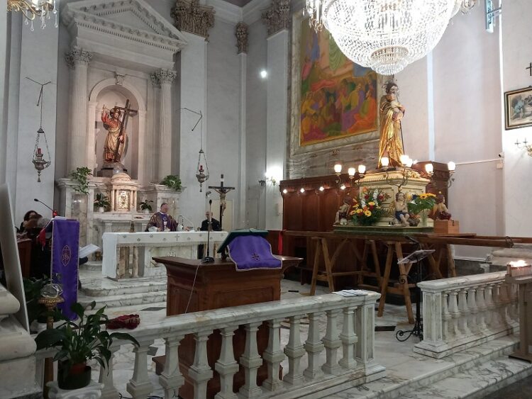 Processione in centro storico, a Ragusa, con il simulacro di San Giuseppe