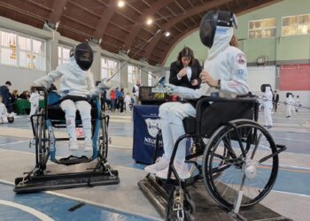Giovanissimi -atleti olimpici, in carrozzina e bendati, tirano insieme in un torneo di scherma integrata